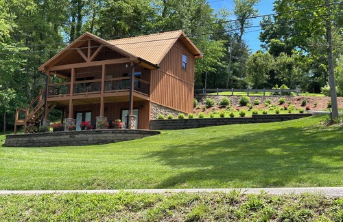Piney Flats Cabin | Deer Lick cabin Lake front cabin that sleeps 6. Minutes from Bristol