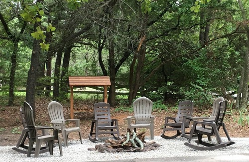 Gordonville Cabin | Deer Manor Cabin at Lake Texoma, Pet-Friendly!