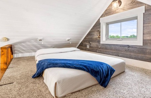 Elm Mott House | Deerfield Countryside Cabin #5