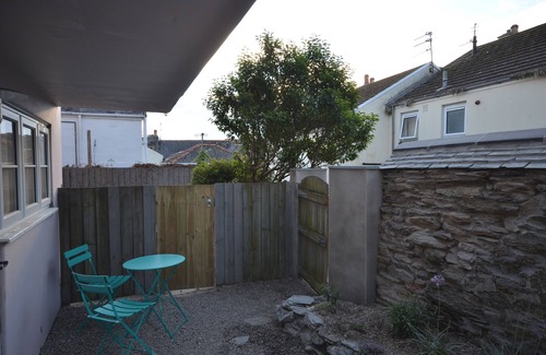 Mylor Churchtown Apartment | Delightful 1 bedroom ground floor apartment in central Falmouth with courtyard