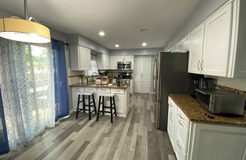 Overland Park House | Delightful 7-bedroom house with AC in Overland Park