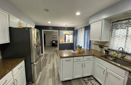 Overland Park House | Delightful 7-bedroom house with AC in Overland Park