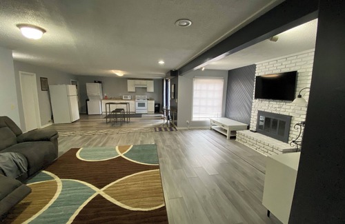 Overland Park House | Delightful 7-bedroom house with AC in Overland Park