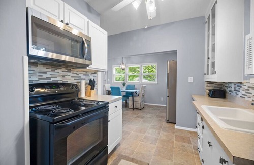 Hamilton House | Delightful Cozy Home/2 bed 1 Bath Sleeps 8/private