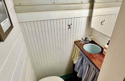 Vidalia Cabin | Delta Dawn The Skoolie, a unique getaway within minutes of all local attractions