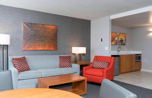 East Paris Hotel | Delta Hotels by Marriott Grand Rapids Airport