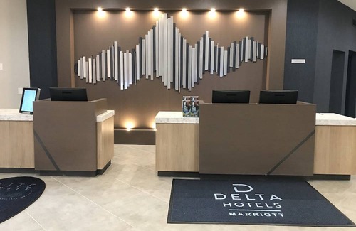 East Paris Hotel | Delta Hotels by Marriott Grand Rapids Airport