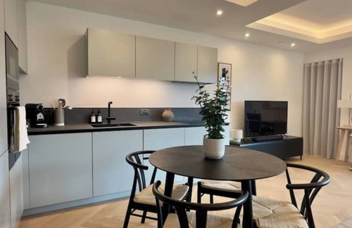 Brighton City Centre Apartment | Deluxe 1-Bed Apartment with Balcony, Gym & Cinema – 7 Mins from Brighton Pier