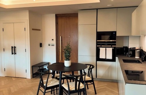 Brighton City Centre Apartment | Deluxe 1-Bed Apartment with Balcony, Gym & Cinema – 7 Mins from Brighton Pier