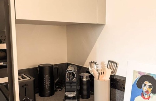 Brighton City Centre Apartment | Deluxe 1-Bed Apartment with Balcony, Gym & Cinema – 7 Mins from Brighton Pier