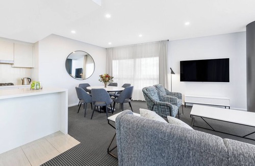 Kensington Apartment | Deluxe 3 Bedroom Suite Defries Avenue, Zetland, New South Wales