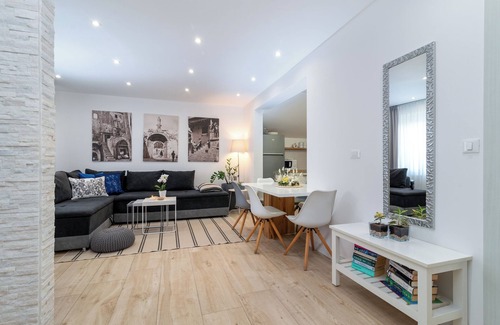 Trogir Apartment | Deluxe 4* Apartment Giovanni with heated pool