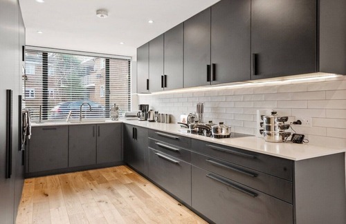 West Norwood House | Deluxe 5 Bed House in London - Pool Table