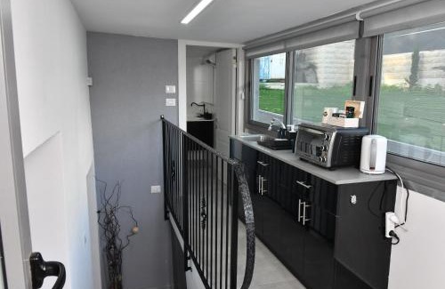 Haifa Apartment | Deluxe Basement Apartment Bahai's Garden