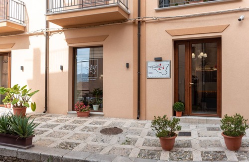 Caccamo Apartment | Deluxe Double Room with Wi-Fi and Air Conditioning