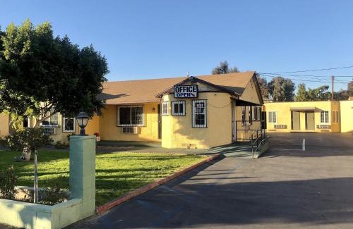 Pomona Hotel | Deluxe Inn