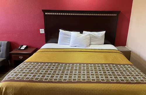 West Memphis Hotel | Deluxe Inn