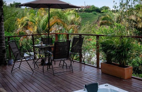 El Penol Cabin | Deluxe Lakefront Cabin with Hot Tub