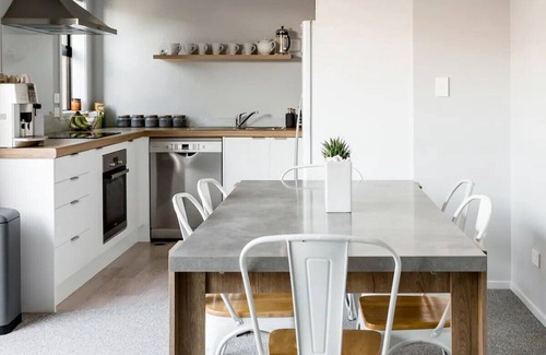 Hamilton North House | Deluxe, Modern Townhouse In Central Location - 3 Bedrooms All With Ensuite