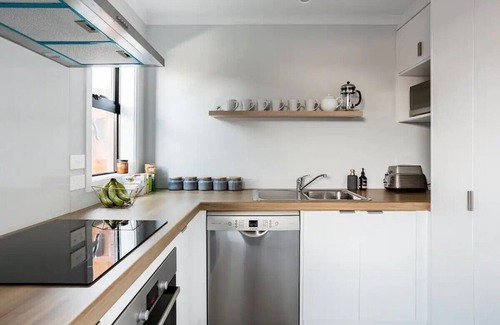 Hamilton North House | Deluxe, Modern Townhouse In Central Location - 3 Bedrooms All With Ensuite