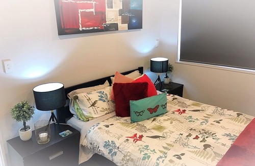 Flat Bush Apartment | Deluxe Queen Private Room 1 | Private Bathroom - Flatbush Holiday Accommodation