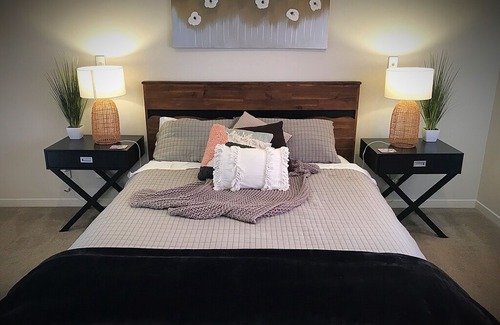 Flat Bush Apartment | Deluxe Queen Private Room L1 | Private Bathroom - Flatbush Holiday Accommodation