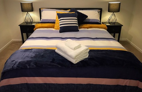 Flat Bush Apartment | Deluxe Queen Private Room C1 | Private Bathroom - Flatbush Holiday Accommodation