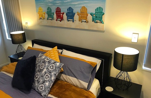 Flat Bush Apartment | Deluxe Queen Private Room C2 | Private Bathroom - Flatbush Holiday Accommodation