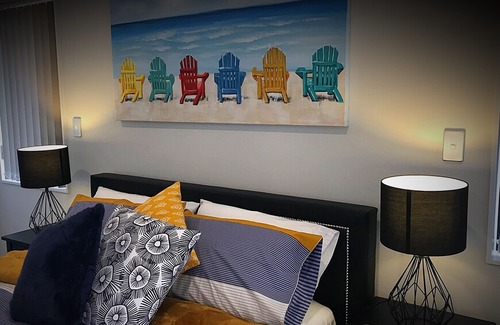 Flat Bush Apartment | Deluxe Queen Private Room C2 | Private Bathroom - Flatbush Holiday Accommodation