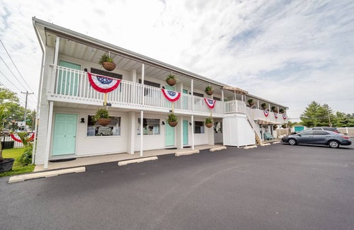 Rehoboth Beach Hotel | Deluxe Queen Room | Ocean Glass Inn | Minutes to Rehoboth Beach Boardwalk