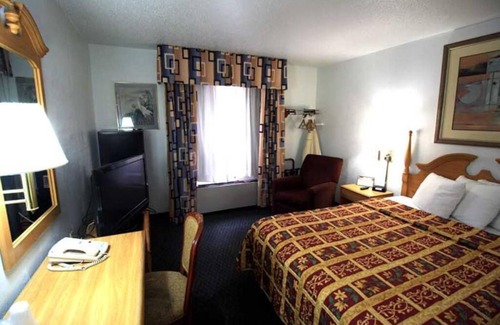 Roseville Hotel | Deluxe Queen Room Non-Smoking