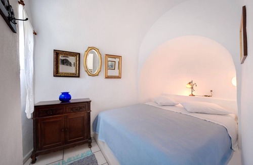 Oia Villa | Deluxe Santorini Villa | Villa Family | 2 Bedroom | Wonderful Sea Views | Oia