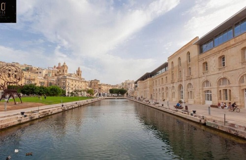 Cospicua Apartment | Deluxe Suite, King sized Bed, Harbour & Marina+ AC