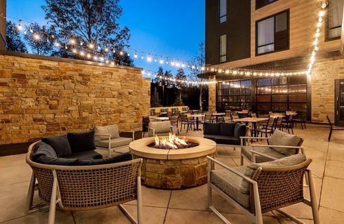 Silverthorne House | Deluxe suite located in the heart of Downtown Silverthorne, incredible views