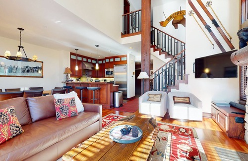 Mammoth Lakes House | Deluxe Townhome, Unbeatable Views, Hot Tub & Gas Grill. Near Walking Trails
