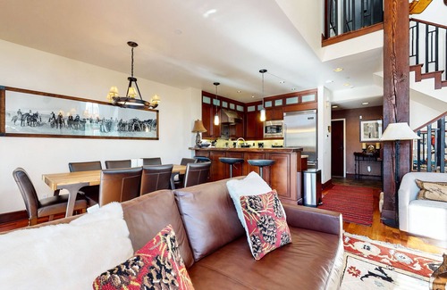 Mammoth Lakes House | Deluxe Townhome, Unbeatable Views, Hot Tub & Gas Grill. Near Walking Trails