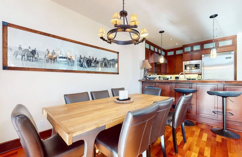 Mammoth Lakes House | Deluxe Townhome, Unbeatable Views, Hot Tub & Gas Grill. Near Walking Trails