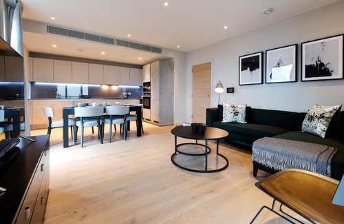 Warwick Apartment | Deluxe Victoria Home close to Buckingham Palace by UndertheDoormat