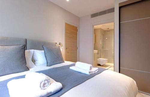 Warwick Apartment | Deluxe Victoria Home close to Buckingham Palace by UndertheDoormat