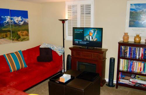 Southeast Apartment | Denver Blue Bear Den 3BR 2BA & Spa