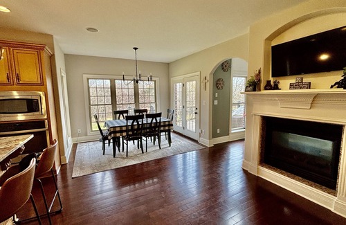 Buechel House | Derby Getaway: Spacious 6 Bed, Walkout Basement