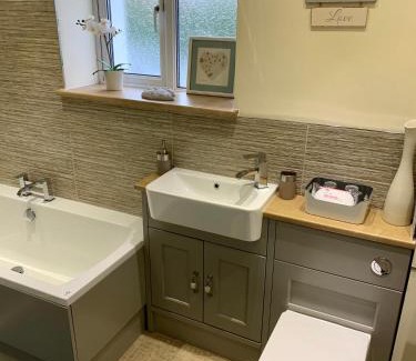 Llantilio Pertholey House | Deri-Down Guest House