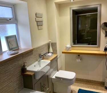 Llantilio Pertholey House | Deri-Down Guest House