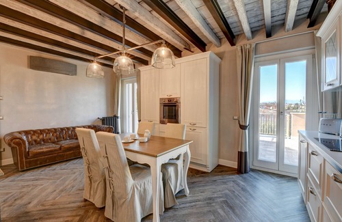 Desenzano del Garda City Centre Apartment | DesenzanoLoft : La Vite Luxury Appartment 2 CIN IT017067C2HOLOZDF9