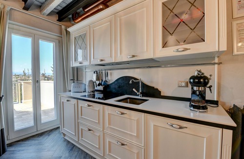 Desenzano del Garda City Centre Apartment | DesenzanoLoft : La Vite Luxury Appartment 2 CIN IT017067C2HOLOZDF9