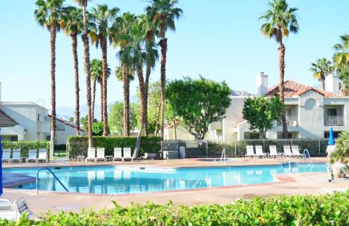 Palm Desert Resort | Desert Breezes Resort