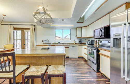 Golden Valley House | Desert Retreat in Golden Valley: Courtyard & Views