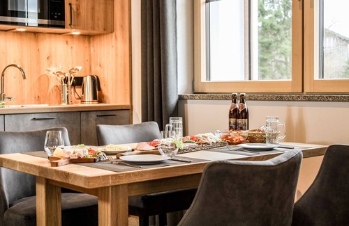 Muenchberg Apartment | Design apartment with gallery and reading corner