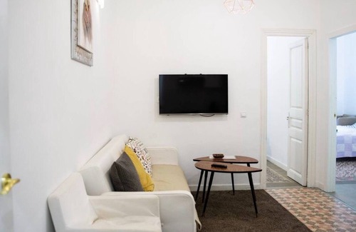 L'Antiga Esquerra de l'Eixample Apartment | Design Modernista 2-Bedroom with Balcony