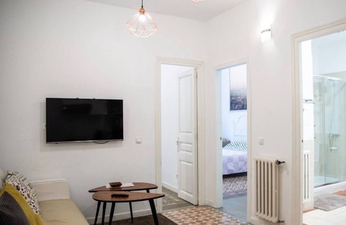 L'Antiga Esquerra de l'Eixample Apartment | Design Modernista 2-Bedroom with Balcony